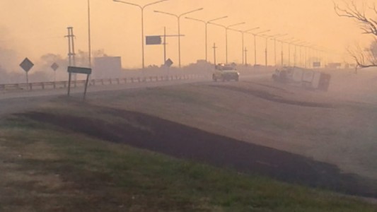 Jornada complicada para los bomberos y conductores de la Ruta 168 por el humo