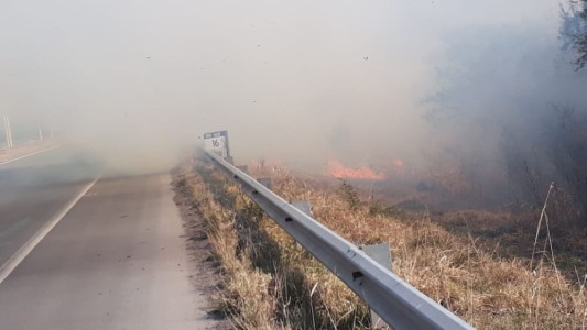 Otra jornada de fuego, humo y complicaciones en la Ruta 168