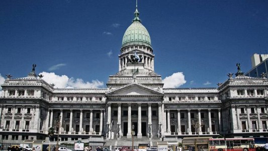 El Congreso debatirá mañana el DNU que congela el precio de telefonía, internet y cable