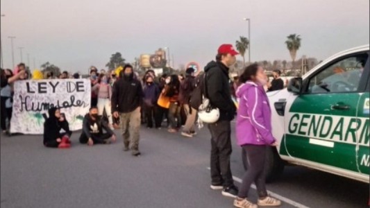 Nueva protesta en el Puente Rosario-Victoria por el fuego en las islas