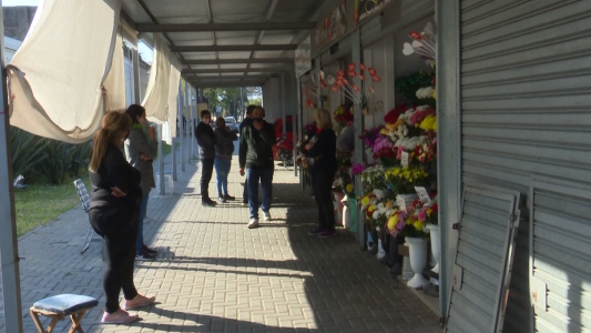 Conflicto en el cementerio municipal entre los puestos de flores y los vendedores ambulantes