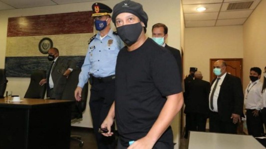 Ronaldinho pagó la fianza y quedó libre en Paraguay