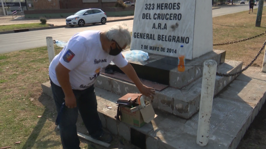 Reparan el monumento al Ara General Belgrano en la Costanera: dona su trabajo un ex combatiente