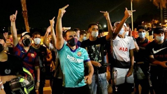 Hinchas del Barcelona marchan para pedir la renuncia del presidente