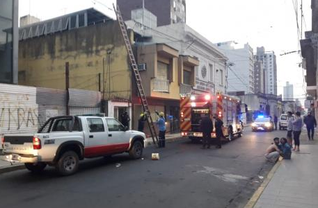 Bomberos intervinieron en un incendio fatal en 9 de Julio al 1800