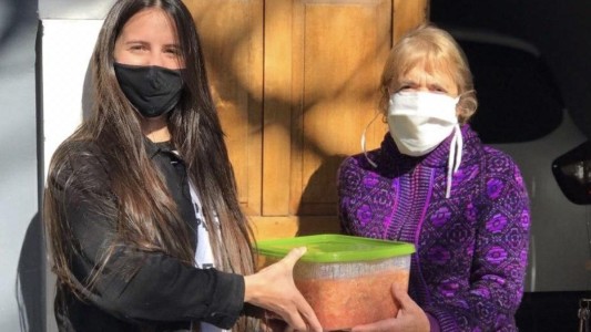 Adultos mayores de La Plata hacen ropa y preparan viandas para los que menos tienen