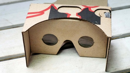Con cajas de pizza hacen lentes de realidad virtual para internas de un penal
