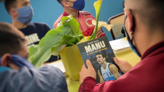 Presentaron el libro de Manu Ginóbili a presos de una cárcel bonaerense