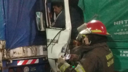 Un camión impactó contra otro en el peaje de autopista: un chofer atrapado