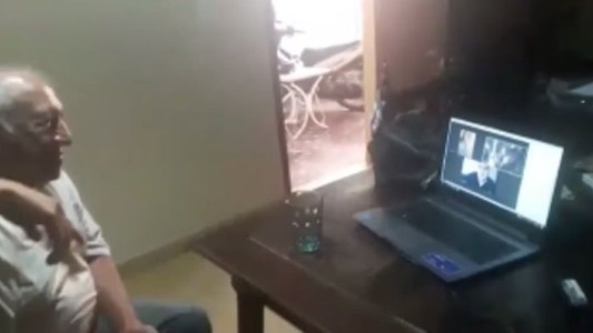 La emoción de un abuelo al enterarse que su nieto se había recibido