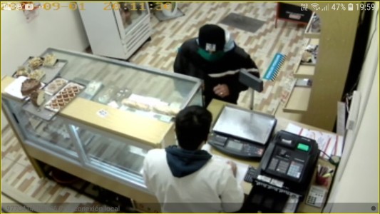 Ladrón con protocolo: usó tapabocas y dejó "aislado" al trabajador de la panadería