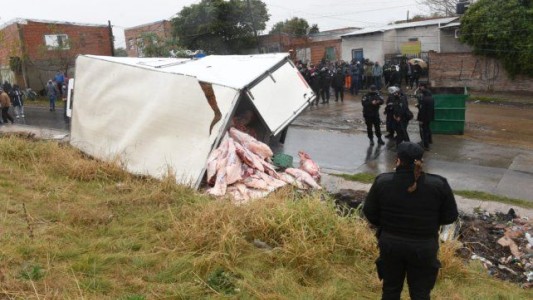 Rosario: volcó un camión con carne, vecinos intentaron llevar la carga e intervino la policía