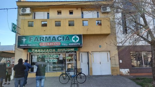 Encontró a un ladrón en su casa con su mujer y sus hijas que al verlo se tiró por el balcón