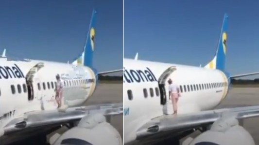 Video: abrió la puerta de emergencia del avión y paseó por el ala
