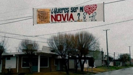 Propuesta de noviazgo 20 años después: la historia de amor detrás del pasacalle