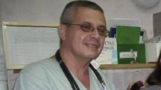 Aplausos y lágrimas en el adiós al primer médico de la provincia que falleció de Covid-19