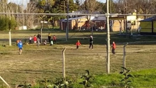 Una enfermera con Covid denuncia que juegan al fútbol en la puerta de su casa