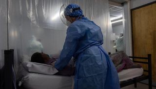 El testimonio de una médica que perdió a su esposo: "El virus puede ser impredeciblemente fatal"