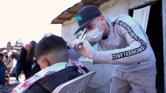 Barberos solidarios le cortaron el pelo a los niños de distintos barrios de La Plata