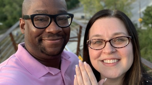 No la conocía, le respondió en broma por Twitter y ahora se van a casar