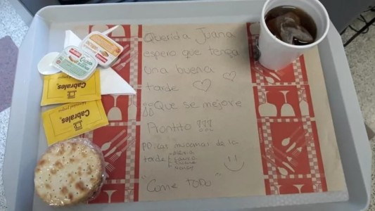 Los mensajes de las mucamas en un mantel de papel para pacientes con Covid-19