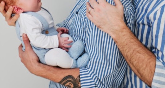 Piden inscribir como hijo de dos copadres a un nene concebido por ovodonación anónima