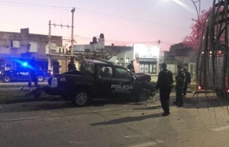 Persecusión y vuelco con dos policías heridos y tres narcos detenidos