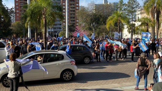 Banderazo y manifestación en Santa Fe contra las medidas del gobierno