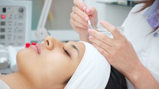 Cosmetólogos piden trabajar “aunque sea en horario reducido”