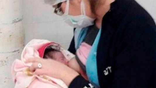 La foto de una enfermera que le dio de mamar a un recién nacido se viralizó en Santiago del Estero