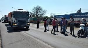 Aprietes y denuncias: el conflicto entre camioneros chaqueños y santafesinos