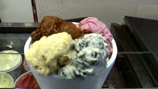 Premian con un kilo de helado a los donantes de plasma