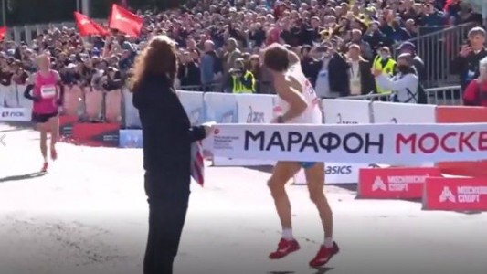 Un maratonista tuvo un gesto antideportivo con un compañero y estallaron las redes