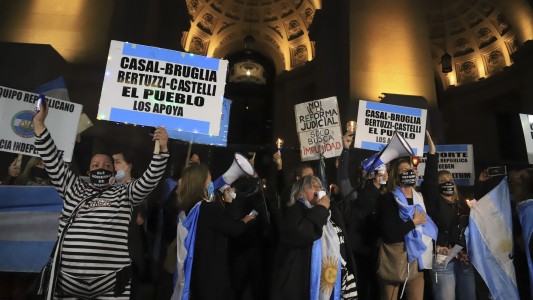 Marcha de antorchas frente a Tribunales