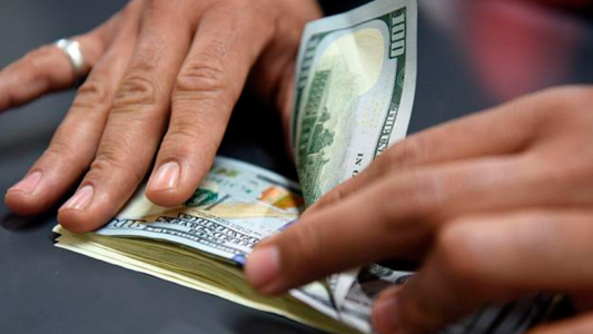 Bancos vuelven a vender dólar ahorro: Las restricciones y a cuánto cotizará