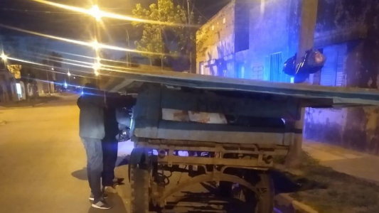 Trasladaron a dos personas tras robar un cartel publicitario