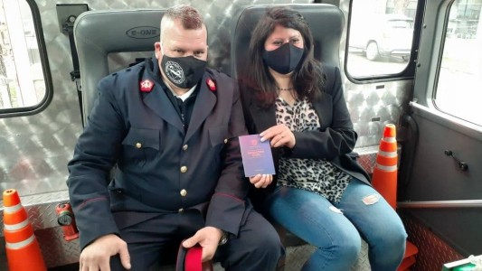 De combatir el fuego a la celebración de un casamiento en autobomba