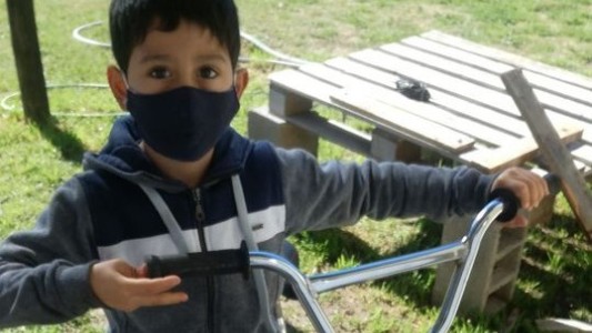 Tiene 7 años, le robaron la bicicleta y una vecina solidaria le regaló una nueva