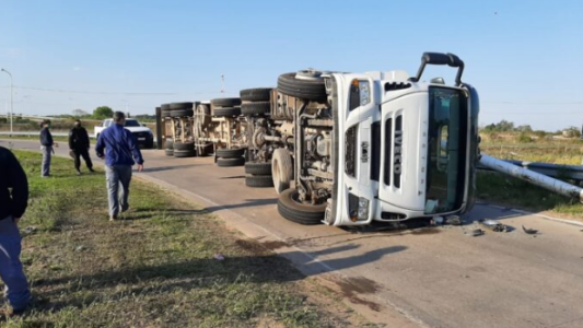 Un camión volcó en el acceso a Circunvalación oeste y ruta provincial 70