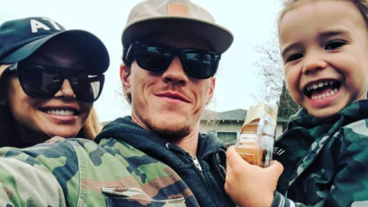 Hermana de Naya Rivera se fue a vivir con el exesposo de la actriz: la imagen tomados de la mano