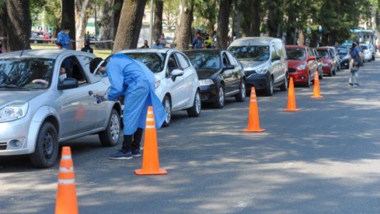 Con largas filas de vehículos debutó el "Auto Test Covid 19" en Rosario