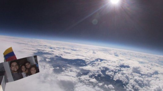 Video: ató una cámara a un globo de helio y logró imágenes asombrosas de la Tierra