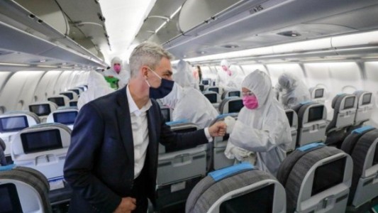 Meoni y el presidente de Aerolíneas presentaron un nuevo dispositivo sanitizante para aviones