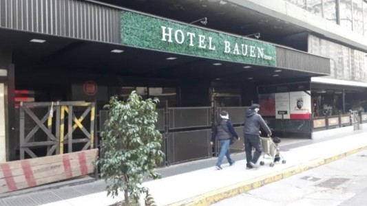 Cierra el hotel Bauen: la emotiva despedida de sus trabajadores