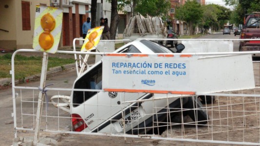 Mal cálculo: cayó con su auto en un pozo que estaba señalizado en Barrio Barranquitas