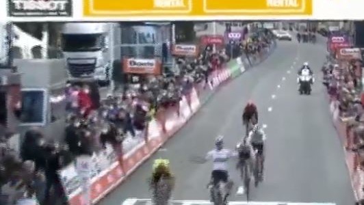 El ciclista que se confió demasiado y perdió la carrera en la línea de llegada