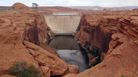 Sacaba fotos en un acantilado, cayó y murió: al recuperar el cuerpo, hallaron otros restos humanos