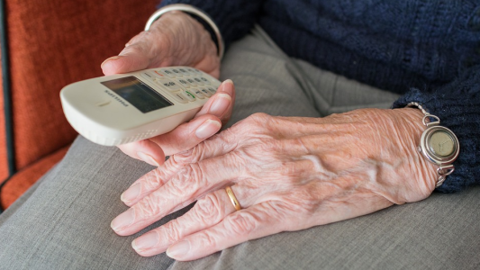 La Municipalidad brinda consejos para evitar estafas telefónicas a personas mayores