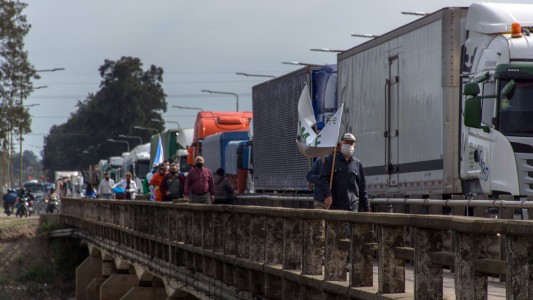Municipales se manifestaron en varios puntos de la provincia y continúan con el paro