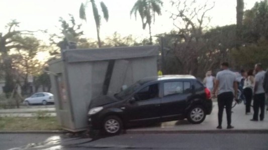 Tras un choque, un auto se incrustó en un kiosko de Avenida Freyre